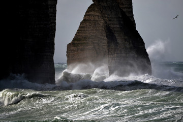 Falaise d'Etretat en hiver avec tempête et soleil