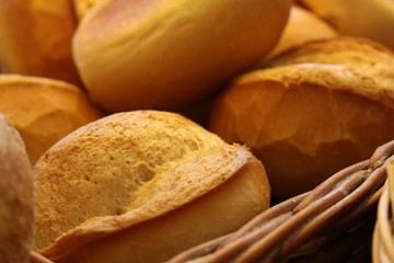 Normale Brötchen im Korb Brotkorb