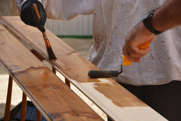 barnizando madera © uzkiland