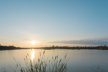 Obraz premium Sunset landscape over the tranquil lake
