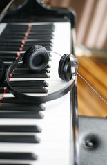 ピアノとヘッドフォン