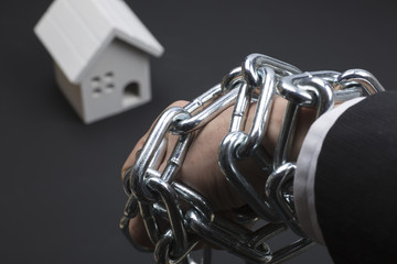 Obraz premium 金利に縛られるサラリーマン