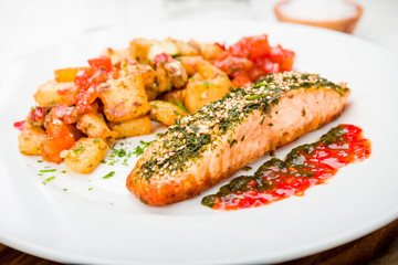 Lachs mit Sesam Kräutern und Kartoffeln