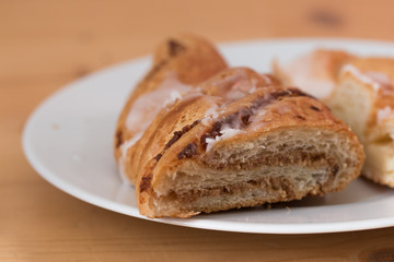 Nussschnecke aufgeschnitten auf Teller