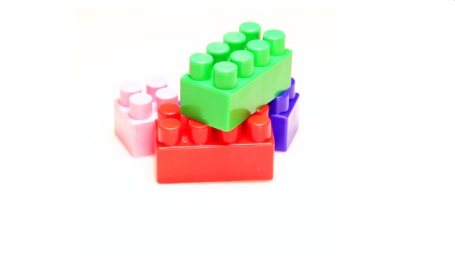 Rotating plastic toy blocks