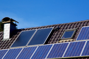 Energiegewinnung mittels Photovoltaik-Platten auf dem Dach eines Bruchsteinhauses