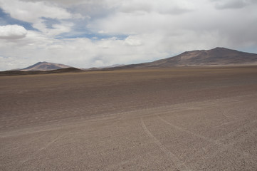 Fototapeta na wymiar Desierto de rocas y arena, salar de Atacama, cordillera de los Andes, Chile. 