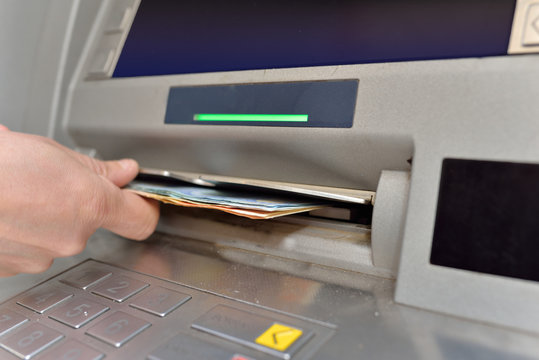 femme au distributeur de billets