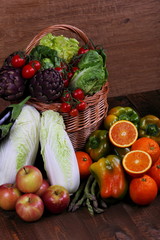 Cesta con verdura , ortaggi e frutta