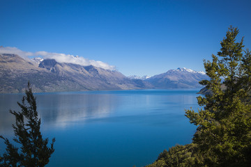 Fototapeta na wymiar Entlang des Ufers des Lake Wakatipu