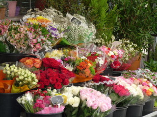 Fototapeta na wymiar Bouquets chez le fleuriste à Paris