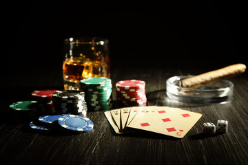 Naklejka premium Set to playing poker with cards and chips on wooden background