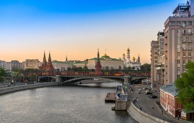 Obraz premium The Moscow Kremlin from the Patriarchal bridge