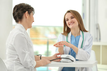 Obraz premium Doctor and patient in office