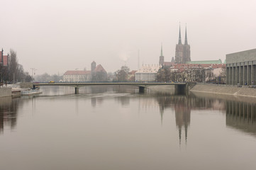 Fototapeta na wymiar Rzeka i miasto