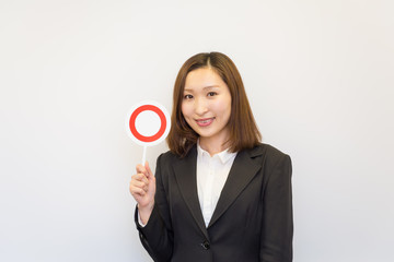 ◯プレートを持つビジネスウーマン