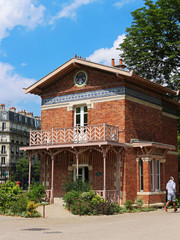 Parc de Buttes-Chaumont - chalet en briques rouges