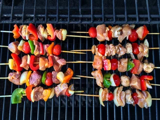 Printed kitchen splashbacks Grill / Barbecue Barbecue grill with meat and vegetable skewers
