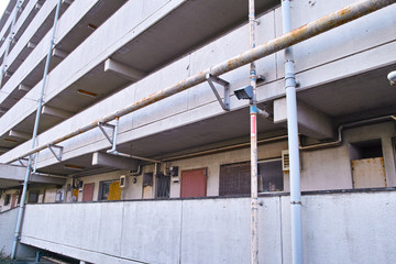 古い団地の裏側