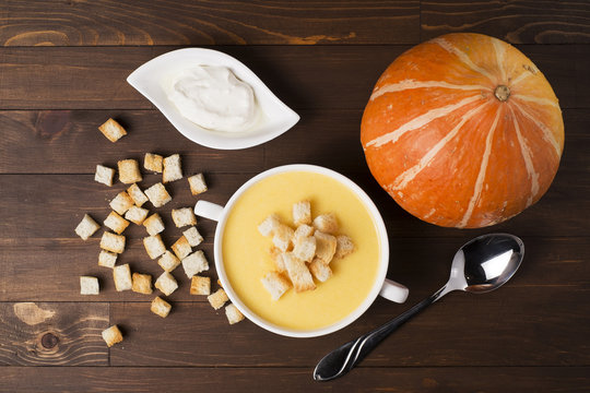 Cream soup of pumpkin with spices, with cream, crackers