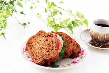 おいしそうなサンドイッチと珈琲