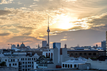 Blick &uuml;ber Kreuzberg und die Stadtmitte Berlins Richtung Alexanderplatz