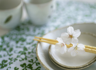 小皿に添えられた桜の花