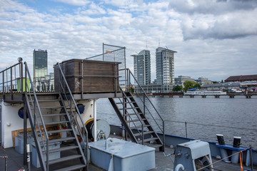 Schiff am Spreeufer in Berlin