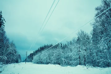Crédence de cuisine en verre imprimé Hiver Frozen power transmission lines. Bad weather. Winter rural snowy landscape