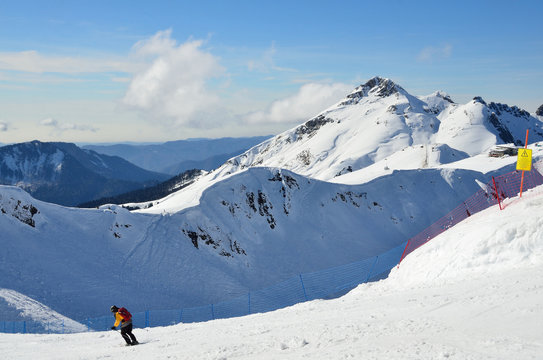 Сочи, горнолыжный курорт Роза Хутор. Мужчина катается на лыжах