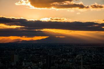 Fototapeta premium 都心から見える近隣の山脈