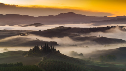 Piękny,kolorowy,mglisty poranek w Toskanii
