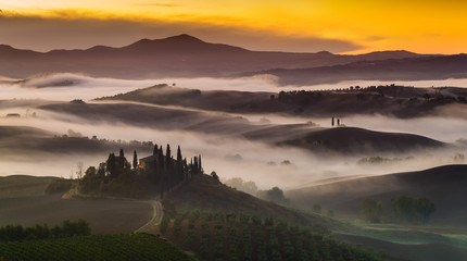 Piękny,kolorowy,mglisty poranek w Toskanii
