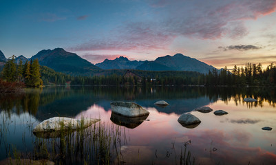 Panorama górskiego jeziora w Tatrach - obrazy, fototapety, plakaty