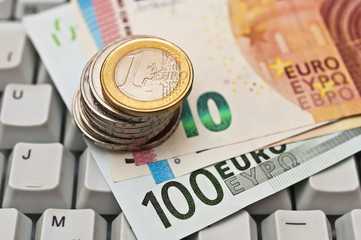 viele Eurogeldscheine und Tastatur 