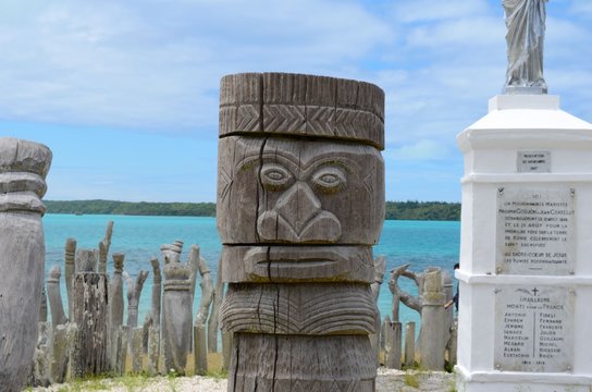 セントモーリス湾の木像。キリスト像を取り囲むメラネシアの魔よけのひとつ。