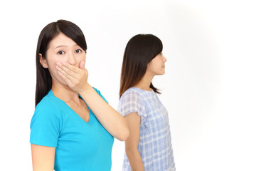 驚いた表情の女性