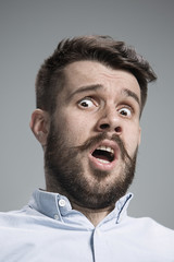 Obraz premium Man is looking scared. Over gray background