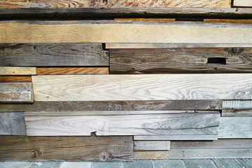 古い木材を組み合わせた壁