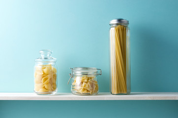 青い背景と棚とショートパスタとスパゲッティ