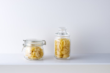 白い背景と棚とショートパスタ