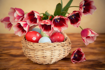 Obraz na płótnie Canvas Easter eggs on wooden table