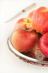 Frisch gewaschene Äpfel liegen auf einer Platte