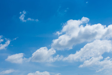 Obraz premium cloud on clear blue sky background