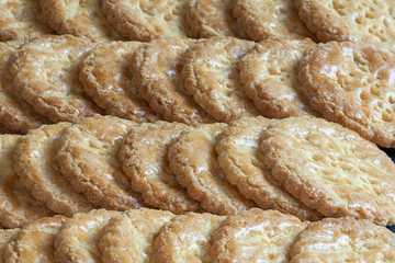 Galettes bretonnes en ligne sur fond d'ardoise  
