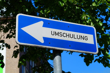 Fototapeta premium Hinweisschild Umschulung