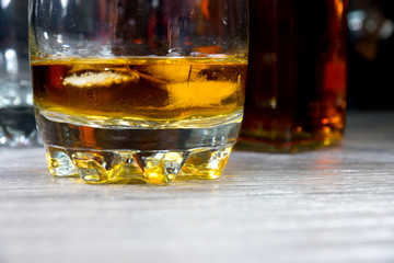 Whiskeyglas und Flaschen  in einer Bar
