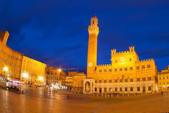 Piazza Del Campo With Palazzo Pubblico