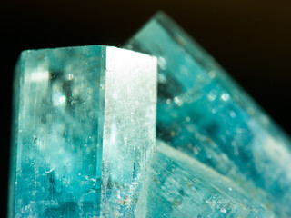Aquamarin auf schwarzem Hintergrund 