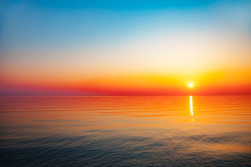 Panele Szklane Podświetlane  Morze Bałtyckie - wcześnie rano wschód słońca nad morzem.